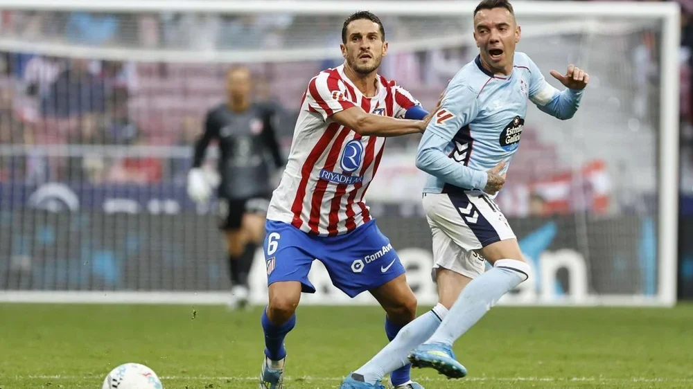 El rojiblanco Koke Resurrección pugna por el balón con el céltico Iago Aspas, el sábado, en el Metropolitano.