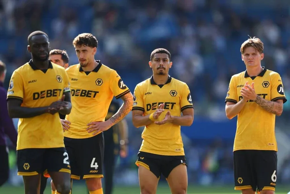 Toti, Santiago Bueno, Joao Gomes and David Moller Wolfe applaud the Wolves fans at Brighton
